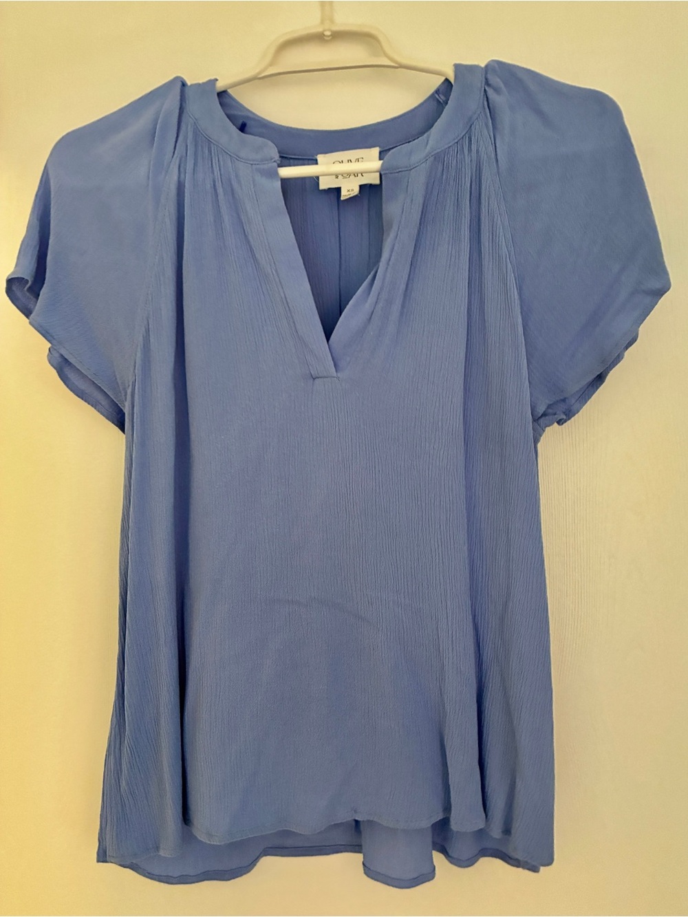 Olive & Oak Split Neck Crinkle Flutter Sleeve Blouse Blue XS